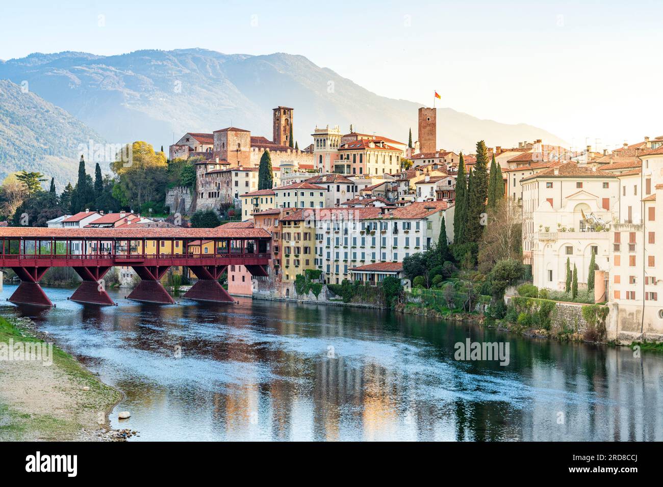 Il centro storico di Bassano del Grappa si affaccia sul fiume Brenta all'alba, provincia di Vicenza, Veneto, Italia, Europa Foto Stock