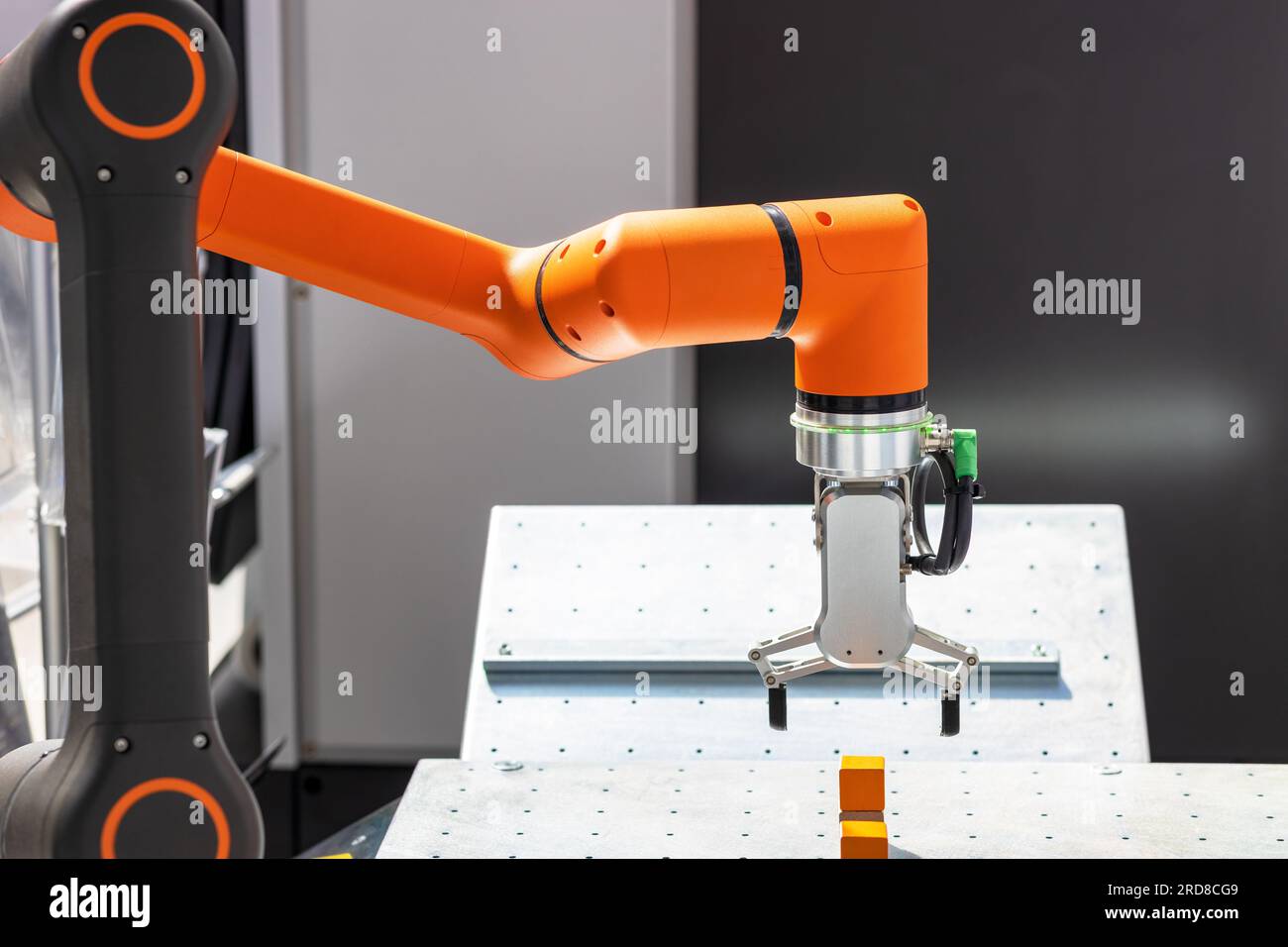 Pick and Place industriale e inserimento, test di qualità o braccio robotizzato per la cura della macchina Foto Stock