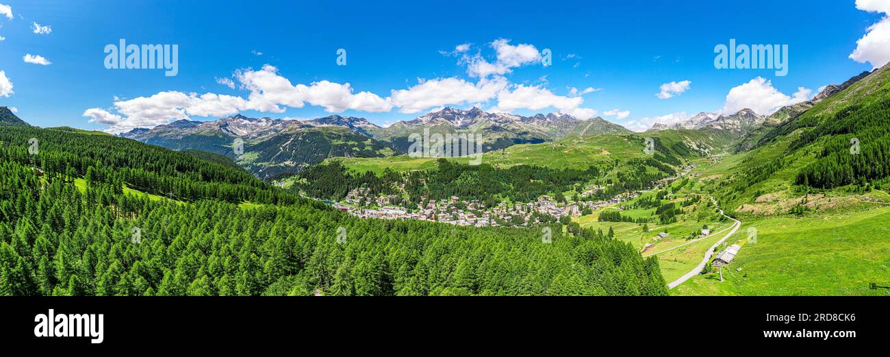 Panoramica aerea del villaggio alpino di Madesimo circondato da verdi boschi, Valle Spluga, Valtellina, Lombardia, Italia, Europa Foto Stock