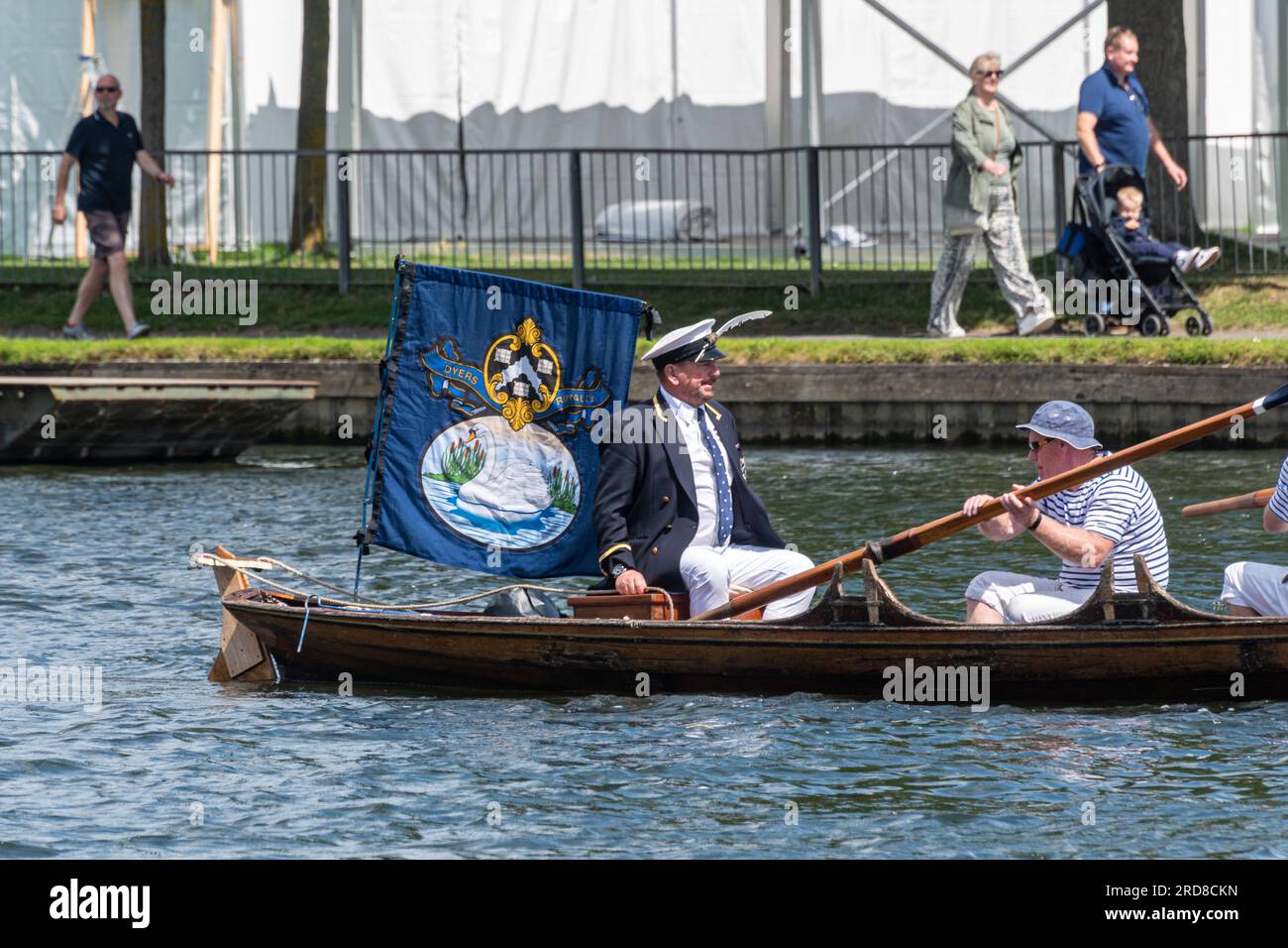 19 luglio 2023. Gli sciatori che partecipano all'evento annuale Swan upping sul Tamigi hanno raggiunto la città di Henley-on-Thames nell'Oxfordshire, Inghilterra, oggi. I partecipanti delle adorate corporazioni di tintori e viticoltori e le tomaie del cigno del re si fermarono al Leander Club per il pranzo. Foto Stock