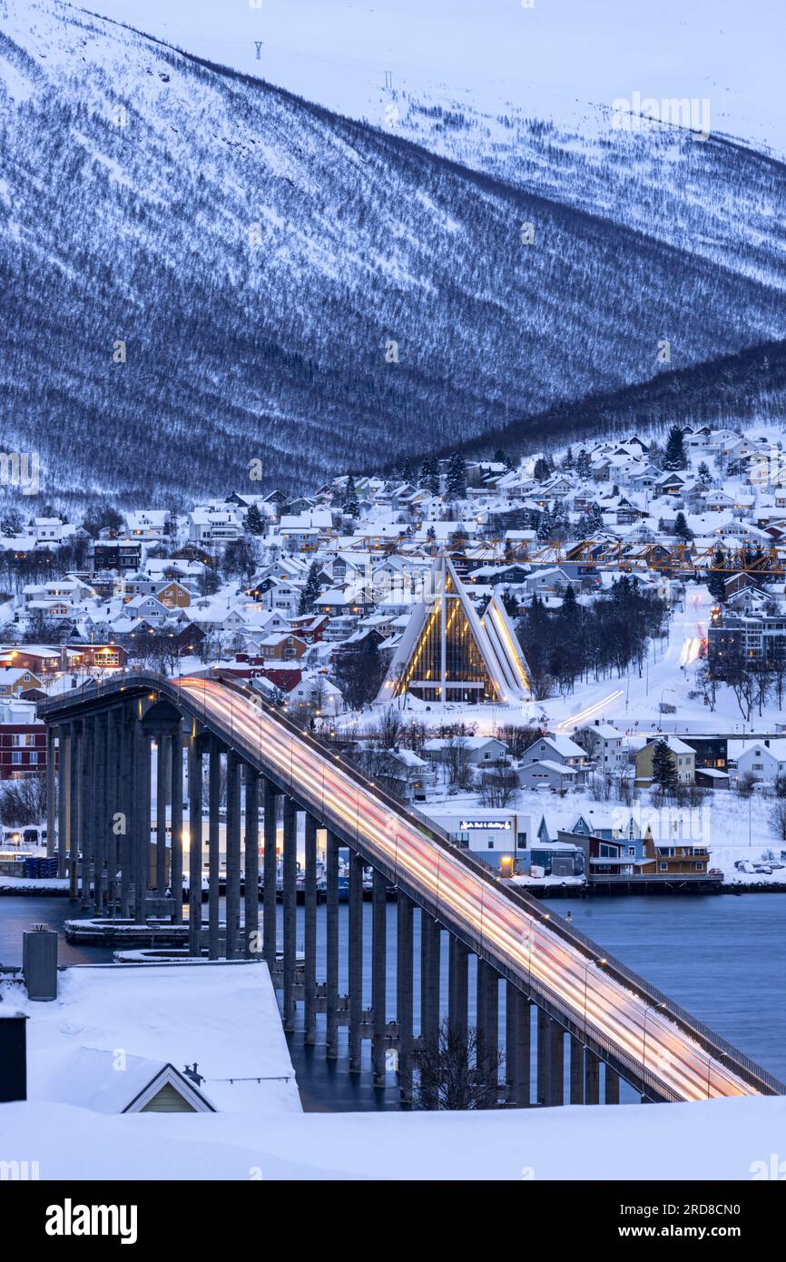 Crepuscolo sul ponte illuminato di Bruvegen e sulla cattedrale artica in inverno, Tromso, Norvegia, Scandinavia, Europa Foto Stock