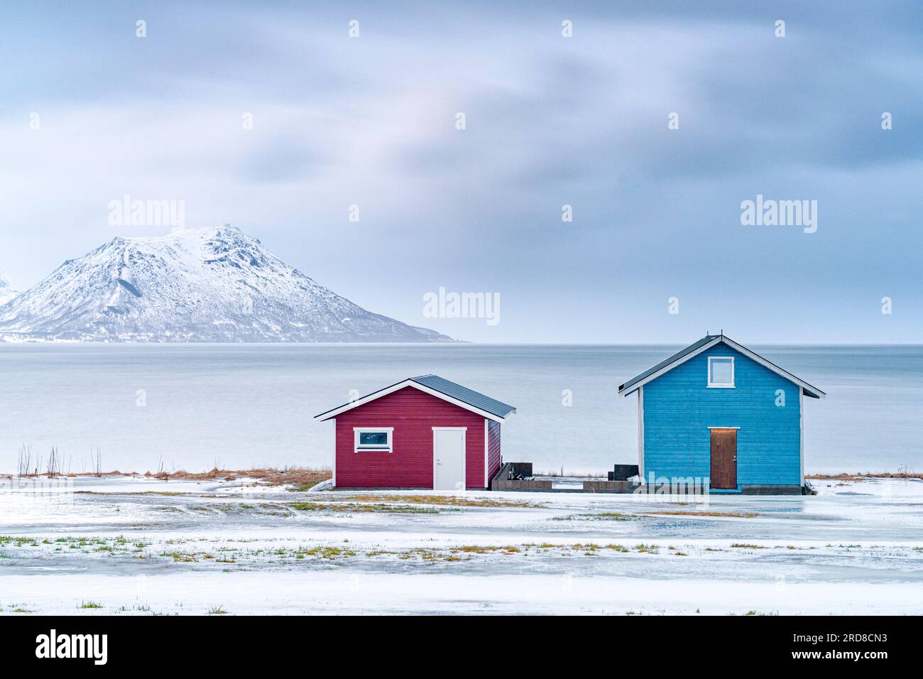 Cabine tradizionali rorbu affacciate sul mare ghiacciato, contea di Troms, Norvegia, Scandinavia, Europa Foto Stock