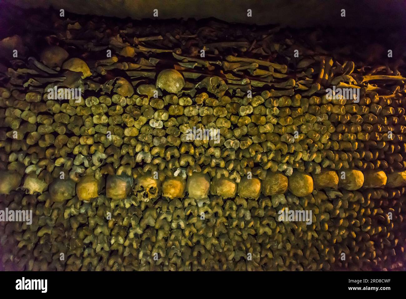 Catacombe di Parigi, ossari sotterranei che ospitano i resti di più di sei milioni di persone [, Parigi, Francia Foto Stock