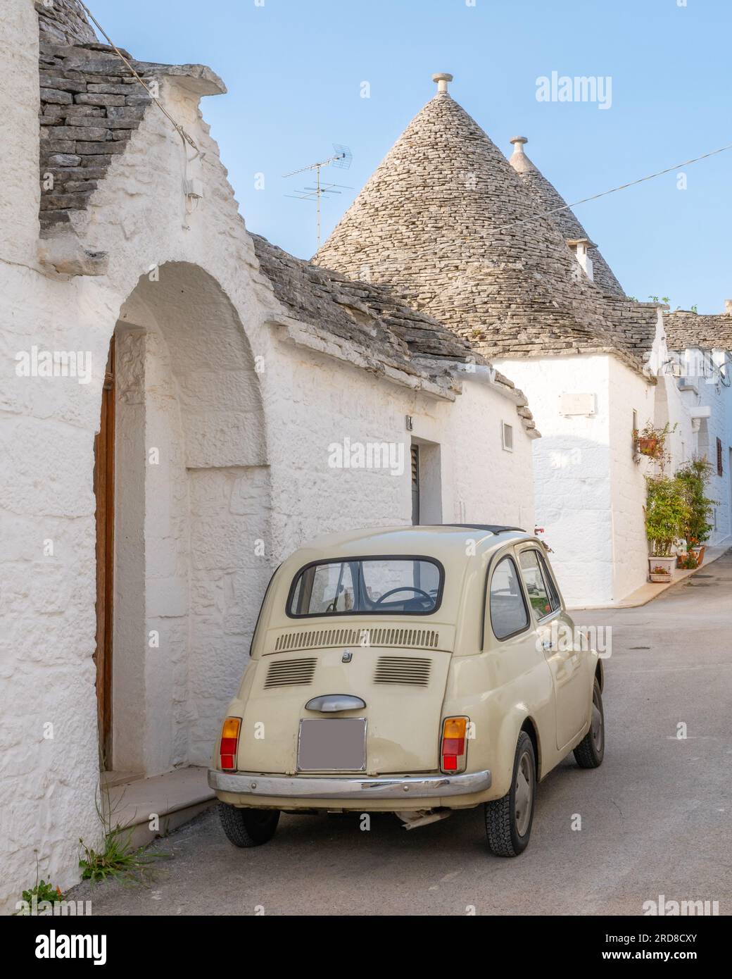 Vecchia auto tradizionale ad Alberobello, Puglia, Italia, Europa Foto Stock