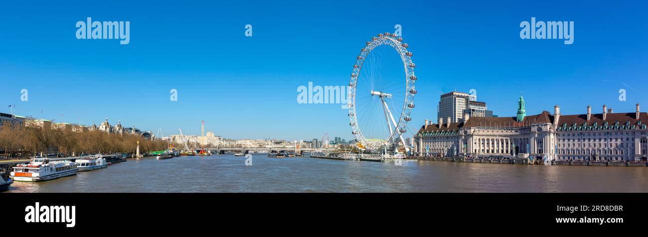 Vista panoramica del London Eye, edificio della London County Hall, fiume Tamigi, Londra, Inghilterra, Regno Unito, Europa Foto Stock