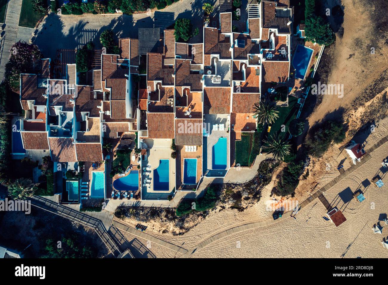 Vista dall'alto con droni aerei delle lussuose residenze a vale do Lobo, iconico resort e casa sulla spiaggia, vicino a Quarteira in Algarve, Portogallo, Europa Foto Stock