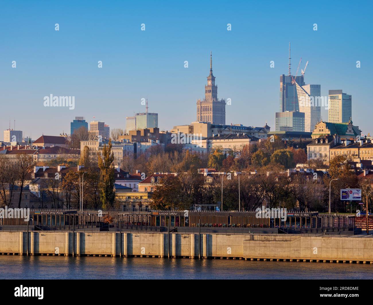 Vista sul fiume Vistola verso lo skyline del centro città, Varsavia, Voivodato Masoviano, Polonia, Europa Foto Stock