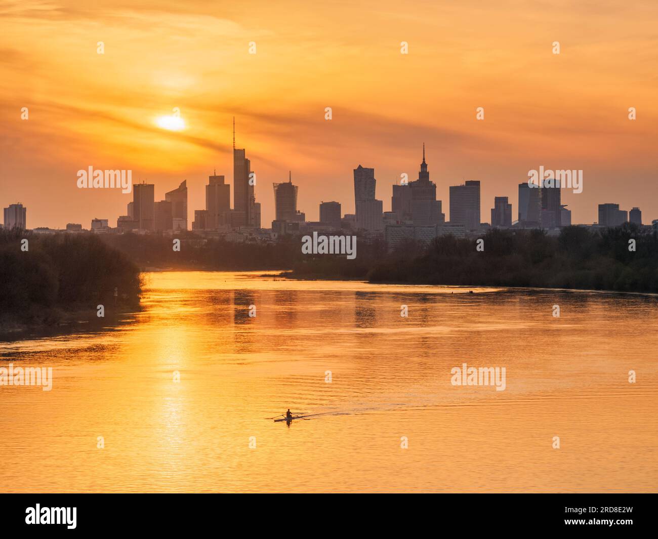 Kayak e vista sul fiume Vistola verso lo skyline del centro città al tramonto, Varsavia, Voivodato Masovia, Polonia, Europa Foto Stock