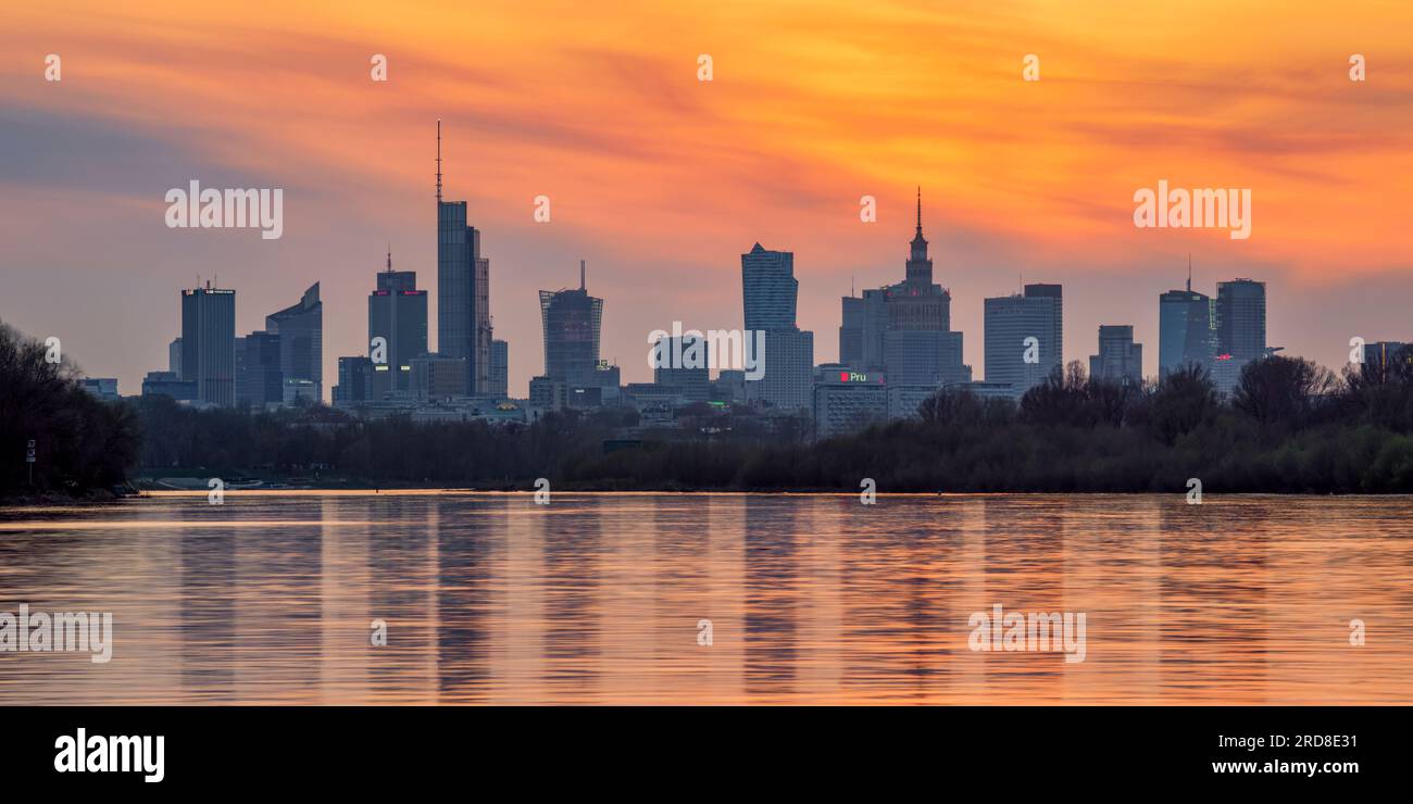 Vista sul fiume Vistola verso lo skyline del centro città al tramonto, Varsavia, Voivodato Masoviano, Polonia, Europa Foto Stock