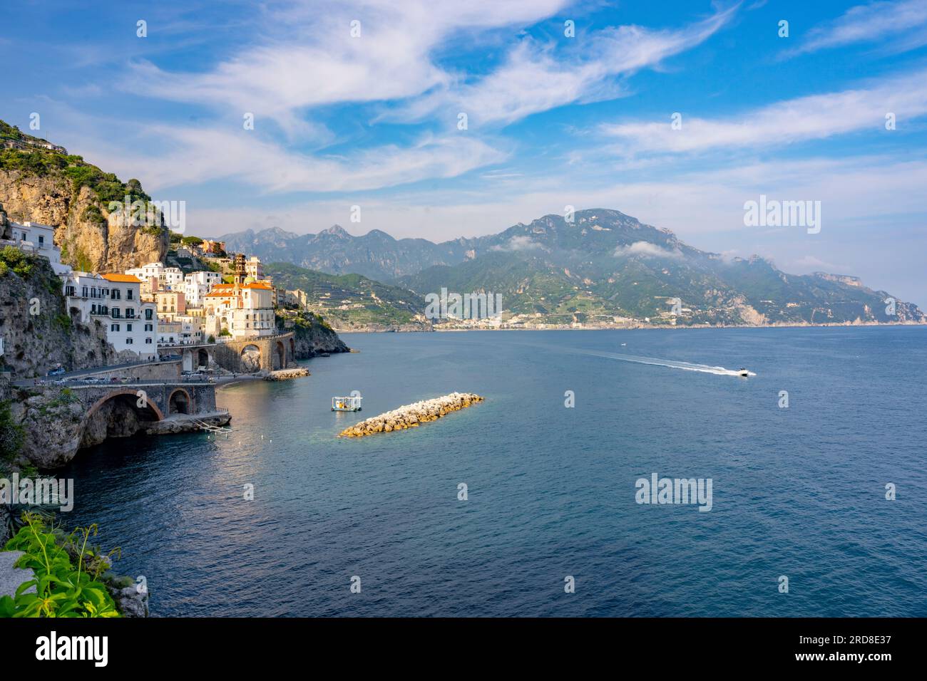 Vista della città in primavera, Atrani, Costiera Amalfitana, patrimonio dell'umanità dell'UNESCO, Campania, Italia, Europa Foto Stock