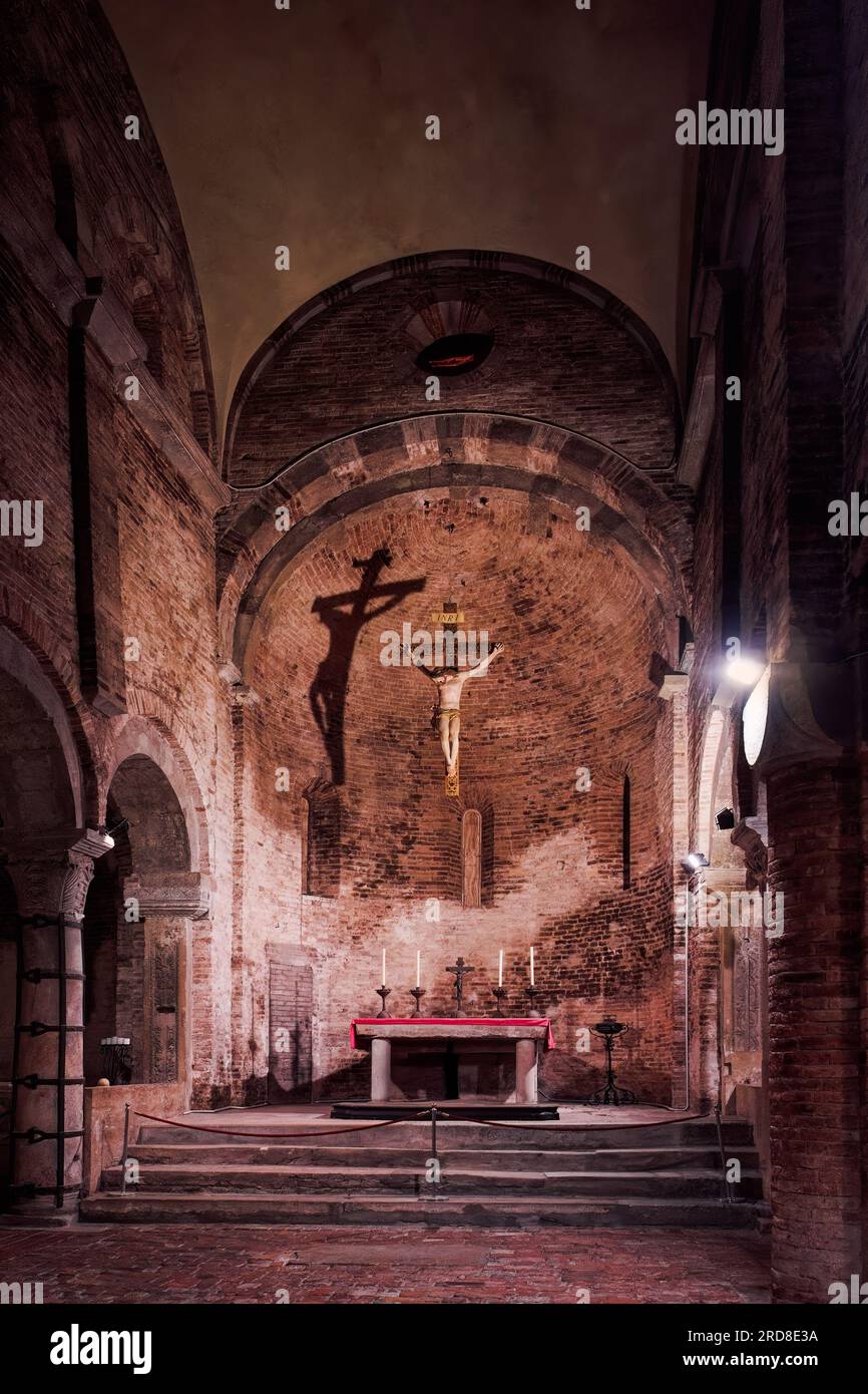 Statua di Gesù appesa alla croce con ombra sulle pareti degli edifici complessi di Santo Stefano, parte delle sette Chiese Foto Stock