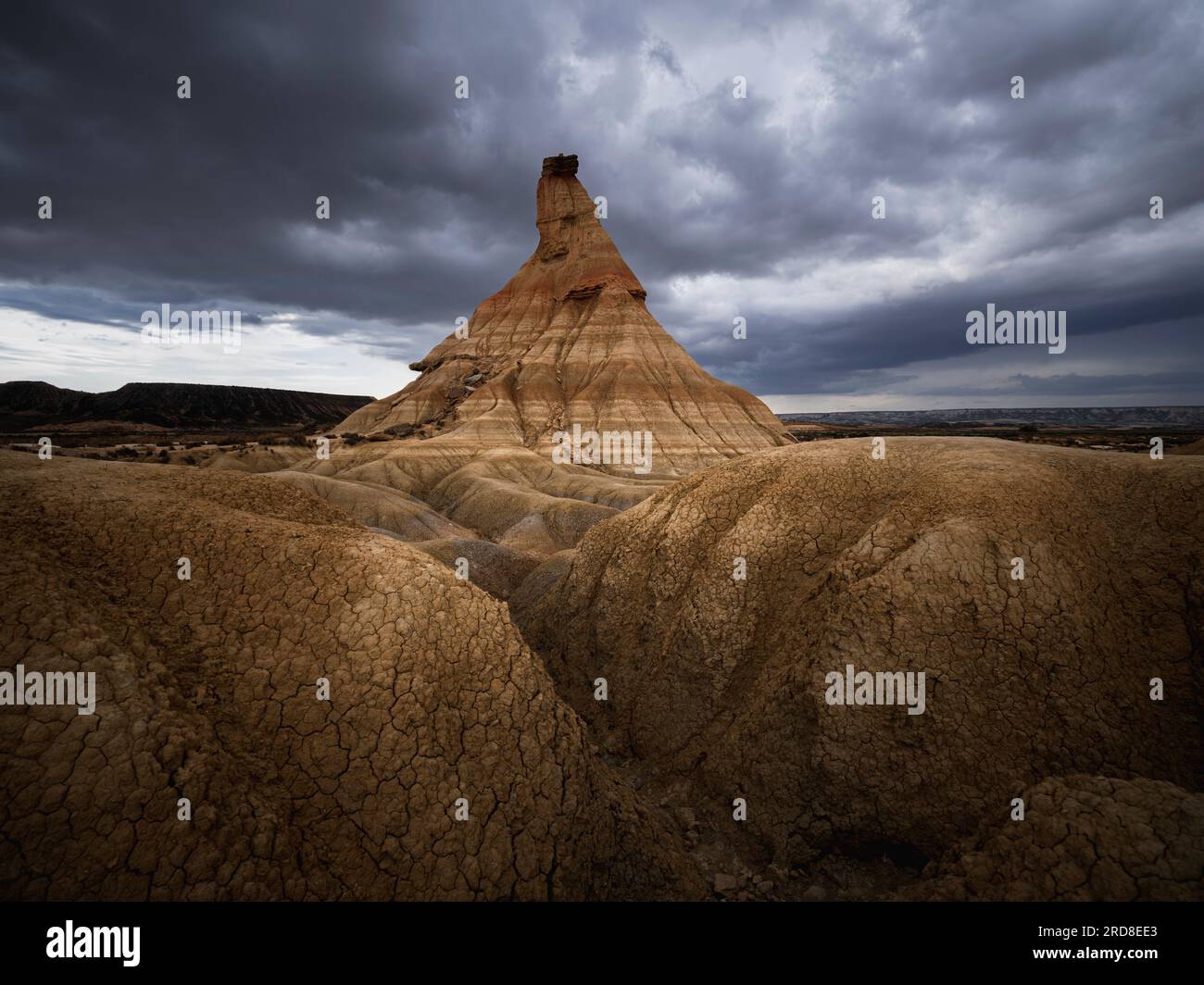 Formazione rocciosa Castildetierra sotto un cielo nuvoloso, il simbolo dei calanchi del deserto delle Bardenas Reales, Navarra, Spagna, Europa Foto Stock