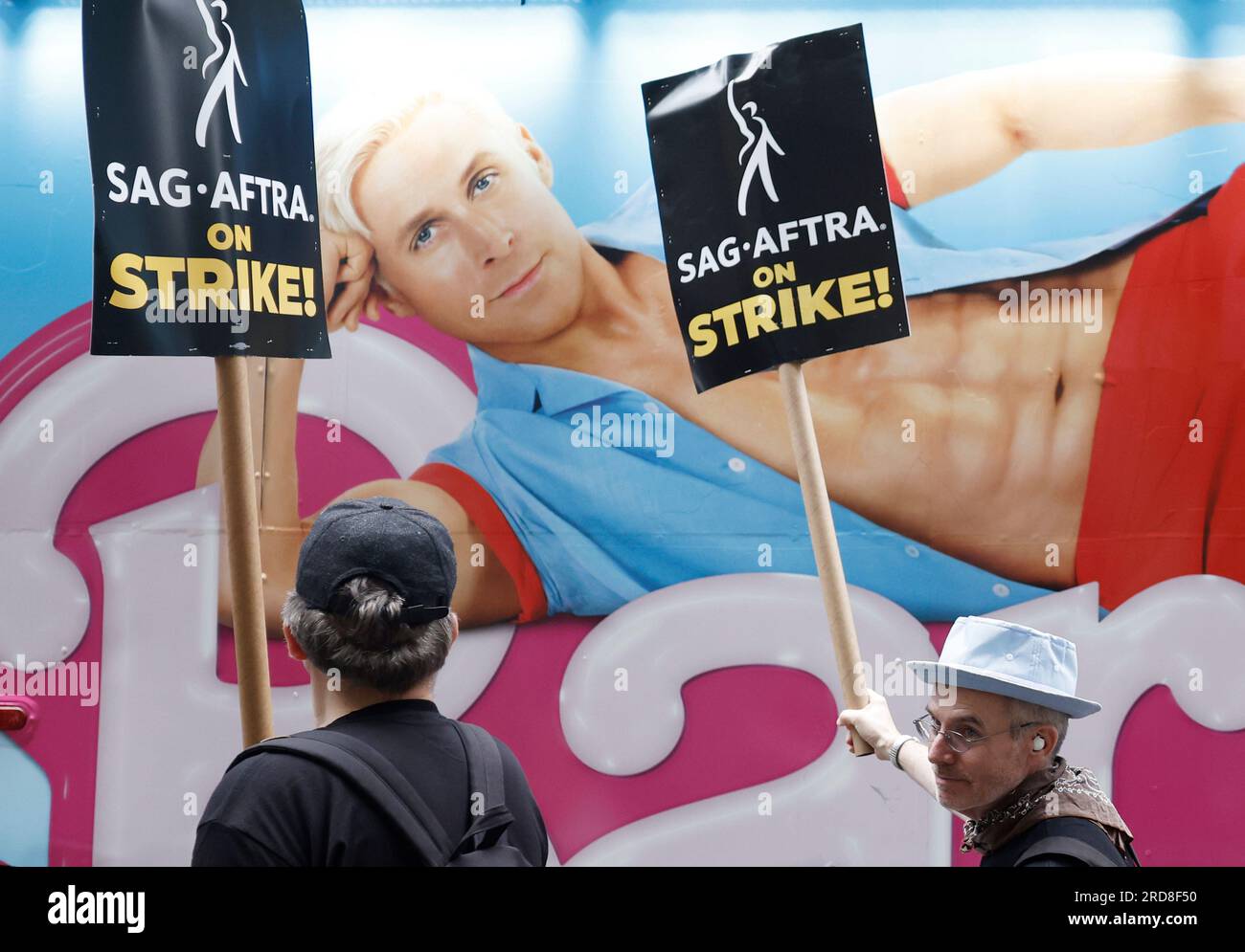 New York, Stati Uniti. 19 luglio 2023. Un poster del film di Barbie sul lato di un buss pass da parte dei membri della Writers Guild of America East e dei membri e degli attori SAG-AFTRA che tengono cartelloni fuori dagli NBC Studios mercoledì 19 luglio 2023 a New York City. SAG-AFTRA, che rappresenta 160.000 attori televisivi e cinematografici, è ora in sciopero e si unisce a sceneggiatori che da maggio picchettano a causa di una serie di problemi, tra cui la paga e l'uso dell'intelligenza artificiale. Foto di John Angelillo/UPI Credit: UPI/Alamy Live News Foto Stock