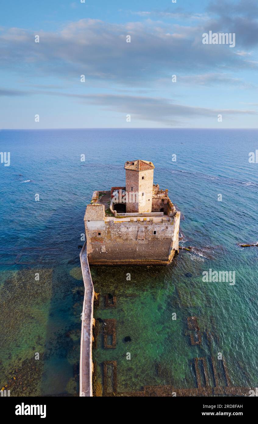 Vista panoramica del castello fortificato di Torre Astura costruito sull'acqua sopra le rovine di una villa romana, Mar Tirreno, Lazio, Italia Foto Stock
