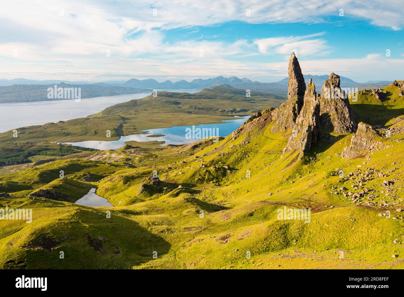 Classica vista panoramica sul vecchio uomo di Storr in una soleggiata giornata estiva, isola di Skye, Ebridi interne, Scozia, Regno Unito, Europa Foto Stock
