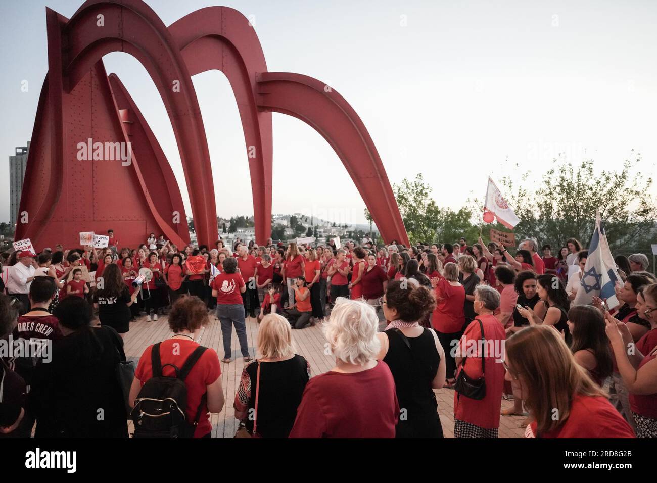 Gerusalemme, Israele. 19 luglio 2023. Donne e sostenitori protestano contro il disegno di legge del governo per sciogliere l'Autorità per l'avanzamento delle donne per paura che possa nuocere ulteriormente ai diritti delle donne in Israele. I manifestanti considerano questo disegno di legge un ulteriore aspetto nel tentativo del governo di ottenere il controllo totale come parte della revisione del sistema giudiziario, dando al governo di Netanyahu un percorso per ignorare le decisioni della Corte Suprema. Molti ritengono che la legislazione potrebbe minare le fondamenta della democrazia, minare l'indipendenza delle autorità giudiziarie e di polizia, sconvolgere gli equilibri tra Stato e re Foto Stock