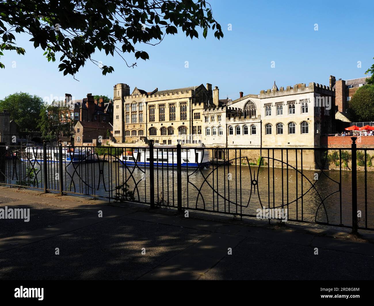 La Guildhall attraverso il fiume Ouse, York, Yorkshire, Inghilterra, Regno Unito, Europa Foto Stock