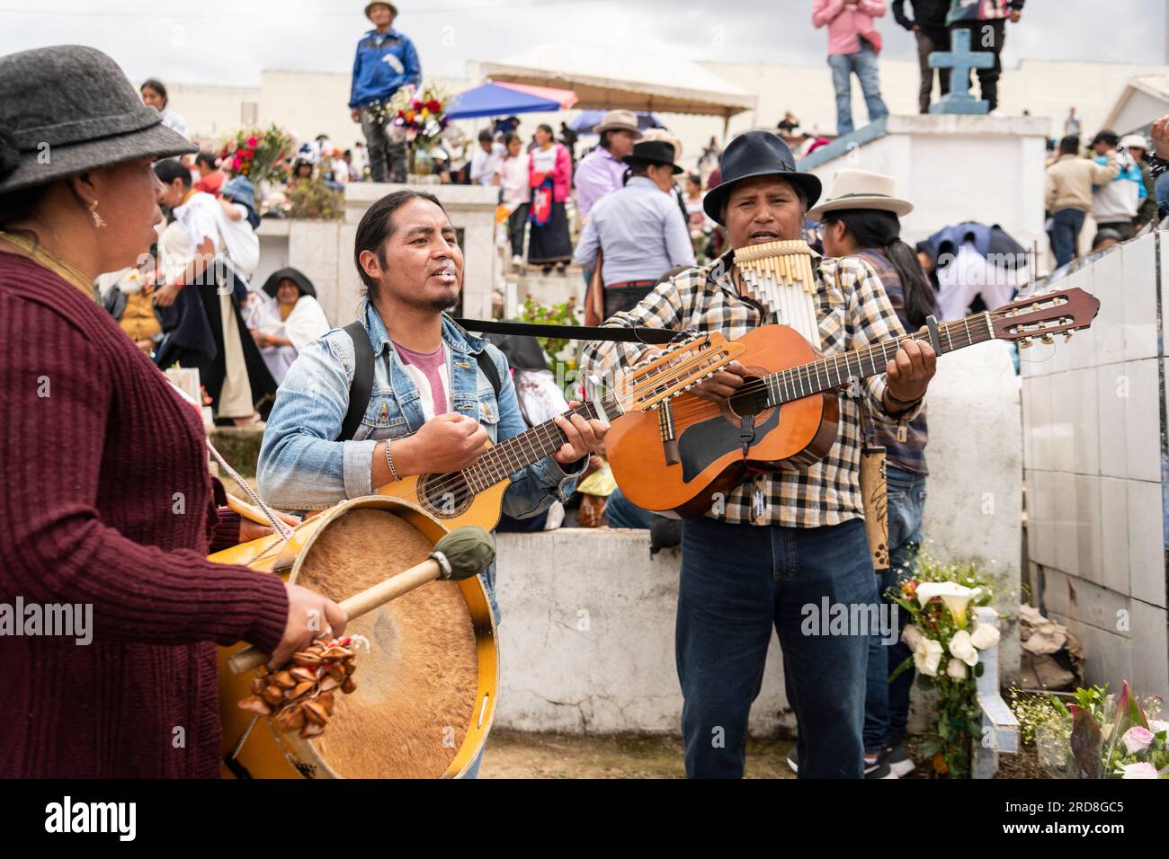 Celebrazioni di dia de los Muertos (giorno dei morti) presso il cimitero di Otavalo, Imbabura, Ecuador, Sud America Foto Stock