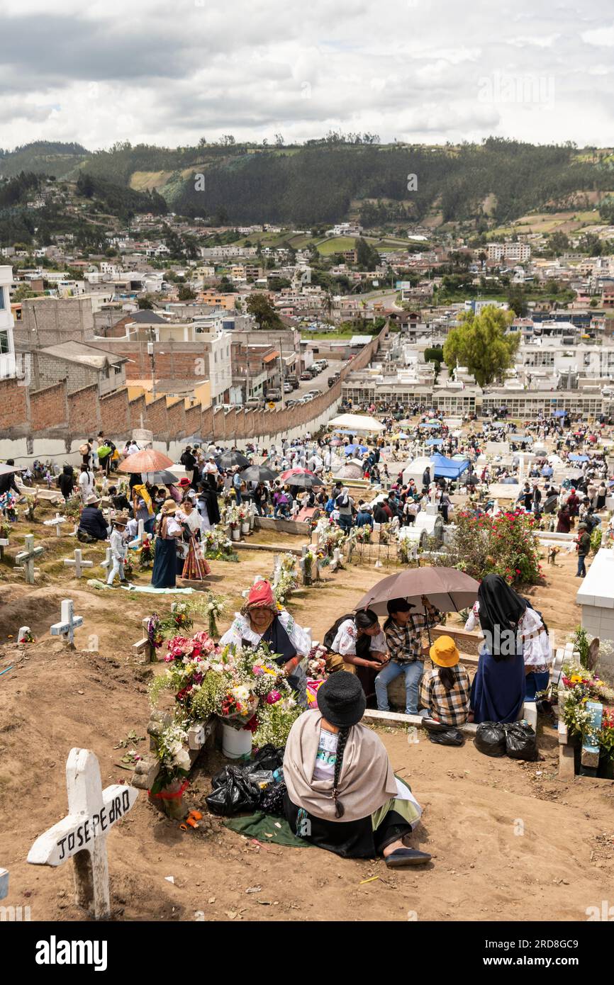 Celebrazioni di dia de los Muertos (giorno dei morti) presso il cimitero di Otavalo, Imbabura, Ecuador, Sud America Foto Stock
