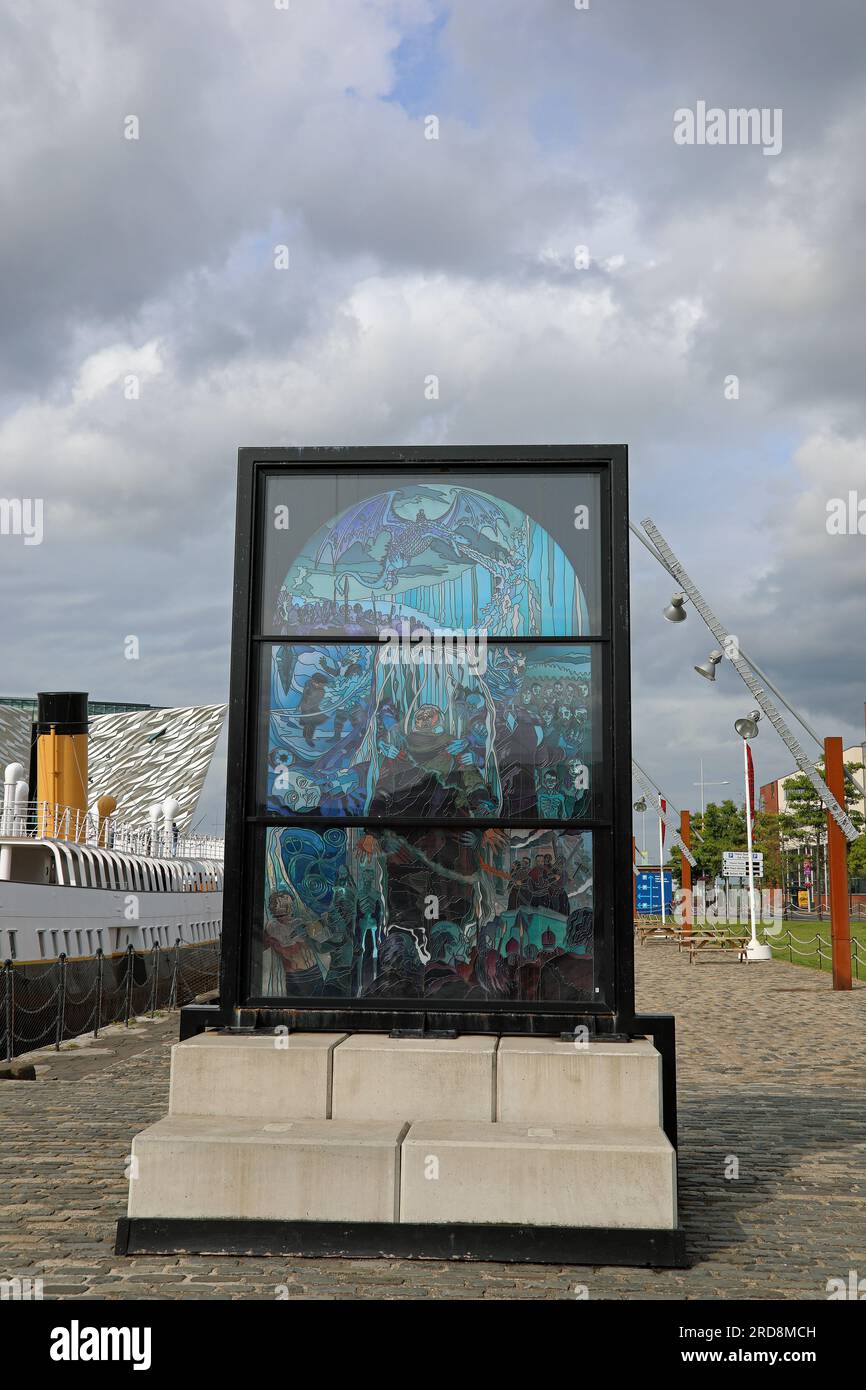 Installazione artistica Glass of Thrones al Titanic Quarter di Belfast Foto Stock