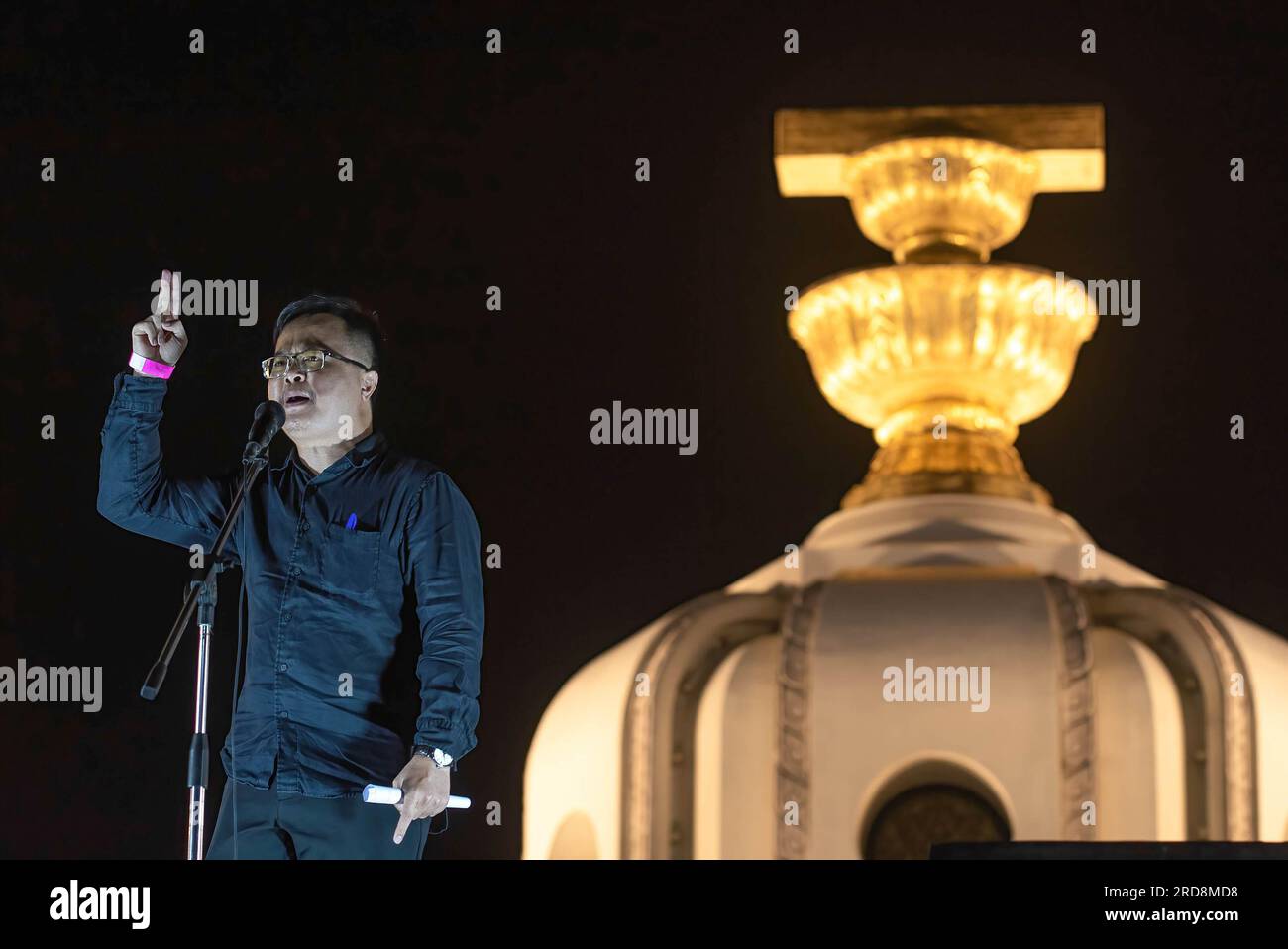 Bangkok, Thailandia. 19 luglio 2023. Il leader attivista per la democrazia, Arnon Nampa, fa un segno di pace e parla ai manifestanti durante la manifestazione. I manifestanti a favore della democrazia si sono riuniti al Monumento alla democrazia a Bangkok dopo che la Corte costituzionale thailandese ha sospeso Pita Limjaroenrat, il candidato primo ministro e leader del partito Move Forward, dopo aver accettato un caso di ineleggibilità alle elezioni. I legislatori hanno successivamente votato per negare a Pita Limjaroenrat la possibilità di candidarsi per un secondo voto. (Foto di Peerapon Boonyakiat/SOPA Images/Sipa USA) credito: SIPA USA/Alamy Live News Foto Stock