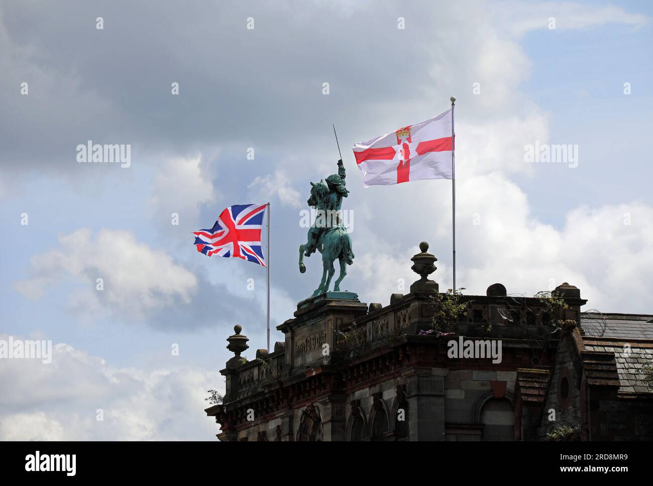 Bandiere che volano accanto alla statua equestre di re Guglielmo III nell'edificio Orange Hall a Belfast Foto Stock