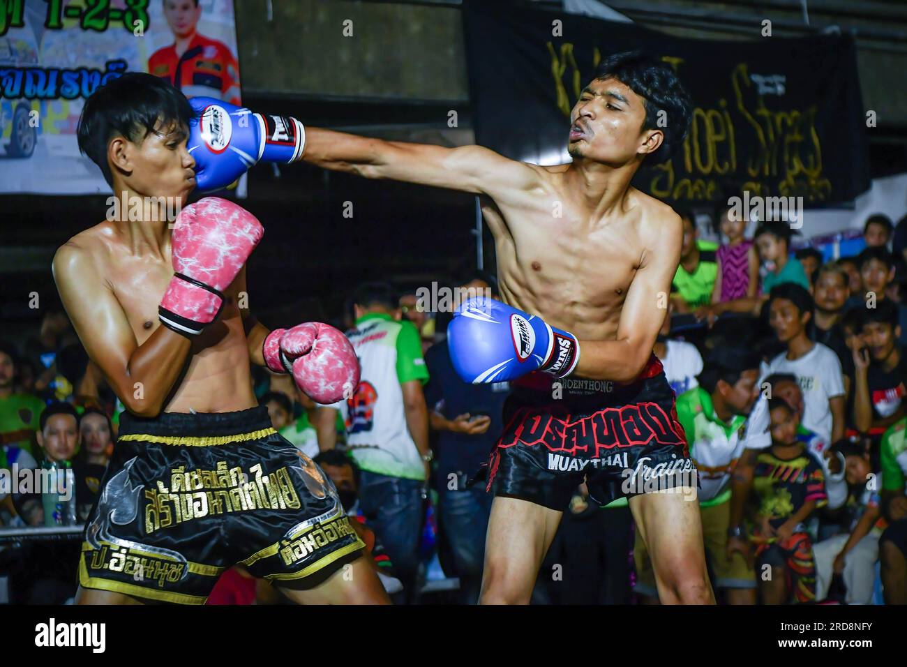 Pugili visti in azione alla Khlong Toei Community. A causa della popolarità del film "Fight Club" nel 1999, Fight Club Thailand è iniziato nel 2016 e ha creato una comunità di appassionati di sport da combattimento attraverso un gruppo di Facebook, quindi riunendo persone e organizzando un'arena di combattimento sotterranea. Klong Toey Street Slum Fight si svolge una volta al mese in varie località. Intorno alla comunità Khlong Toei, Bangkok Foto Stock