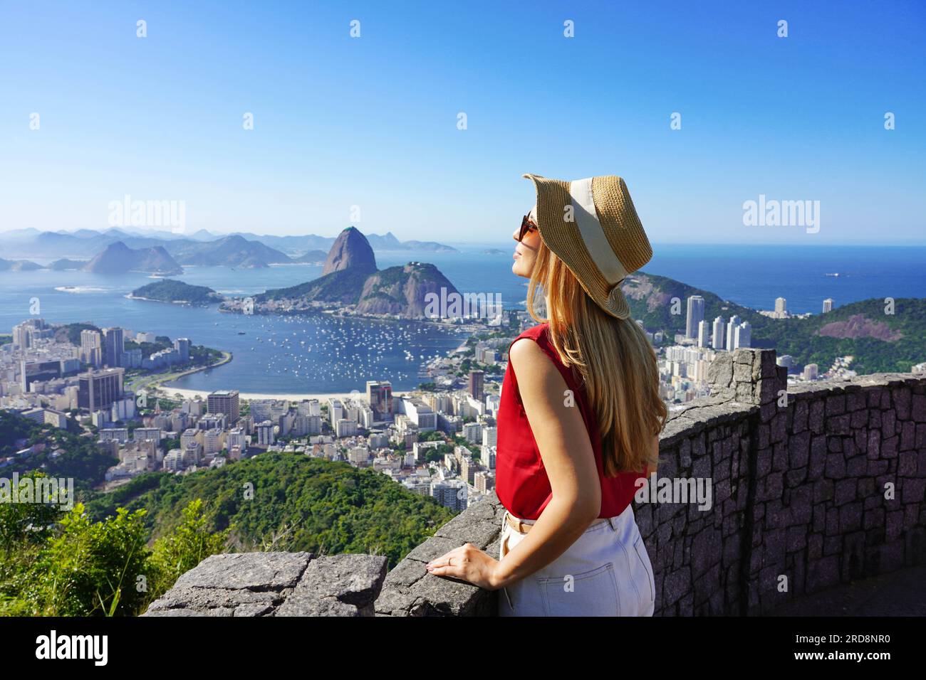 Donna turistica di moda sulla terrazza di Rio de Janeiro con la famosa baia di Guanabara e il paesaggio urbano di Rio de Janerio, Brasile Foto Stock