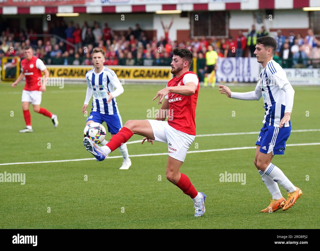 Lee Bonis di Larne (a sinistra) e Georgios Kanellopoulos di HJK Helsinki in azione durante il primo turno di qualificazione della UEFA Champions League, partita di andata e ritorno a Solitude, Belfast. Data foto: Mercoledì 19 luglio 2023. Foto Stock