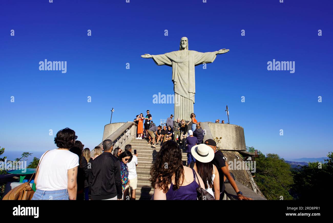 RIO DE JANEIRO, BRASILE - 21 GIUGNO 2023: Una folla di persone si è allineata per scattare una foto con la statua del Cristo Redentore sul monte Corcovado Rio de Foto Stock