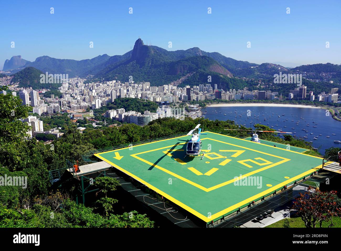 RIO DE JANEIRO, BRASILE - 21 GIUGNO 2023: Eliporto sulla collina di Urca con paesaggio urbano di Rio de Janeiro e monte Corcovado sullo sfondo, Rio de Janeiro, B. Foto Stock