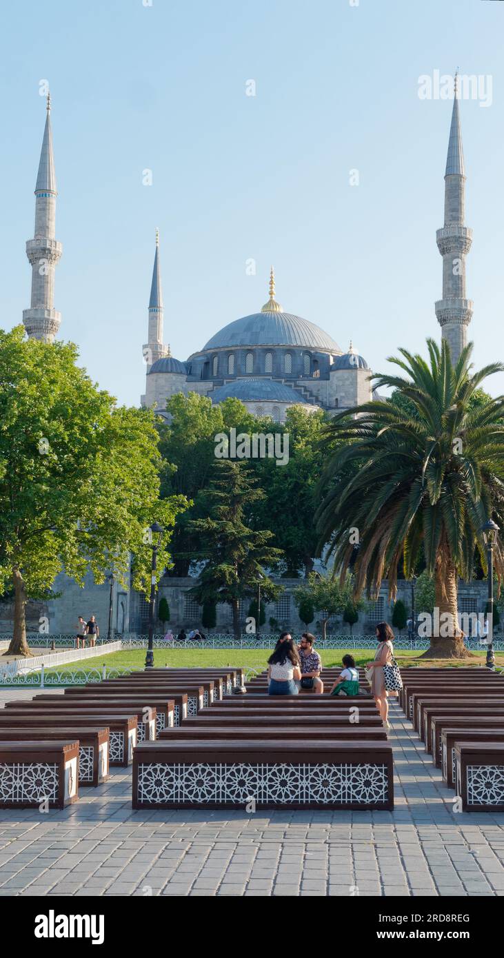 Moschea Sultan Ahmed, nota anche come Moschea Blu, nel Parco Sultanahmet, Istanbul, Turchia. Area pittoresca con alberi, giardino e panchine di legno. Foto Stock