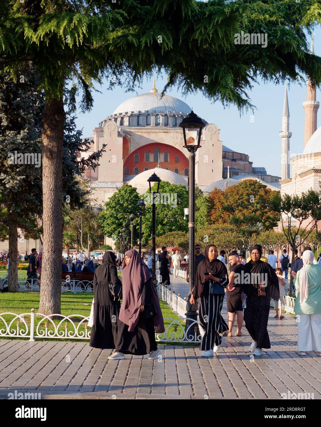 Persone che si godono il Parco Sultanahmet in una serata estiva con la moschea di Santa Sofia alle spalle, Istanbul, Turchia Foto Stock