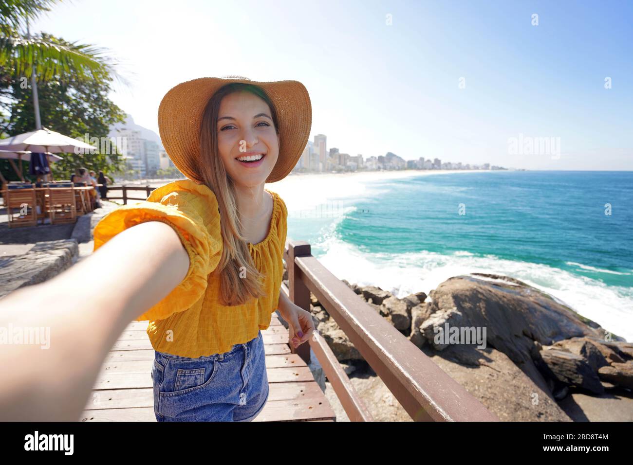 Una giovane donna di moda brasiliana scatta selfie su Leblon belvedere, Rio de Janeiro, Brasile Foto Stock