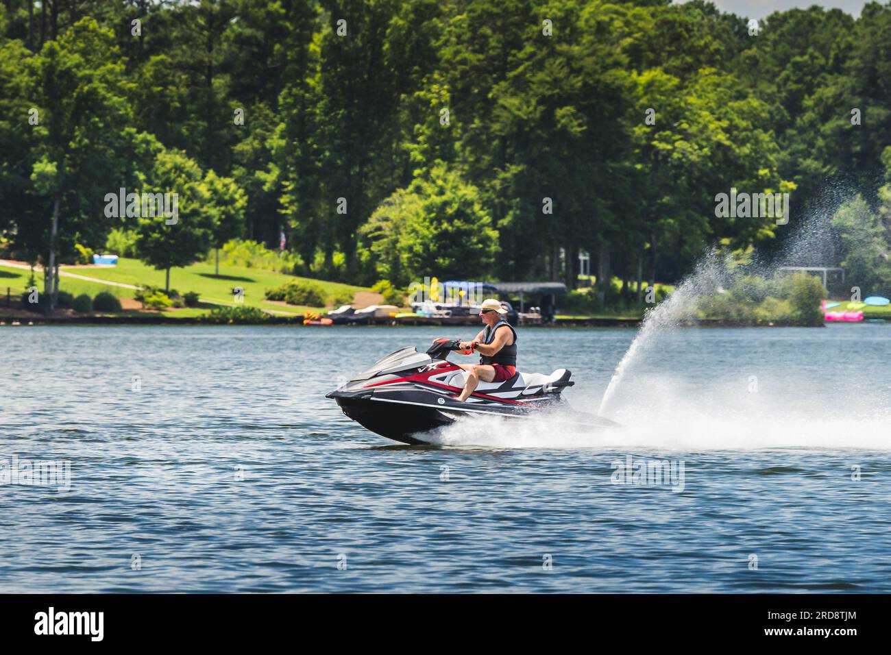 GREENSBORO, GEORGIA -19 LUGLIO 2023: Uomo in moto d'acqua e giornata estiva sul lago Oconee, Georgia. Foto Stock