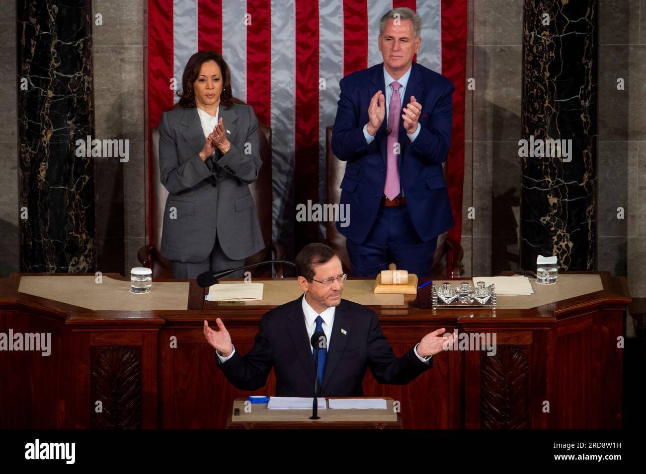 Vicepresidente degli Stati Uniti Kamala Harris, a sinistra, E presidente della camera dei rappresentanti degli Stati Uniti Kevin McCarthy (Repubblicano della California), giusto, ascolta mentre il presidente dello Stato di Israele Isaac Herzog pronuncia un discorso a una riunione congiunta del Congresso presso il Campidoglio degli Stati Uniti a Washington DC, mercoledì 19 luglio 2023. Credito: Rod Lamkey/CNP /MediaPunch Foto Stock