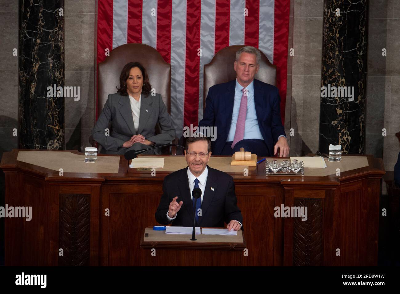 Vicepresidente degli Stati Uniti Kamala Harris, a sinistra, E presidente della camera dei rappresentanti degli Stati Uniti Kevin McCarthy (Repubblicano della California), giusto, ascolta mentre il presidente dello Stato di Israele Isaac Herzog pronuncia un discorso a una riunione congiunta del Congresso presso il Campidoglio degli Stati Uniti a Washington DC, mercoledì 19 luglio 2023. Credito: Rod Lamkey/CNP /MediaPunch Foto Stock