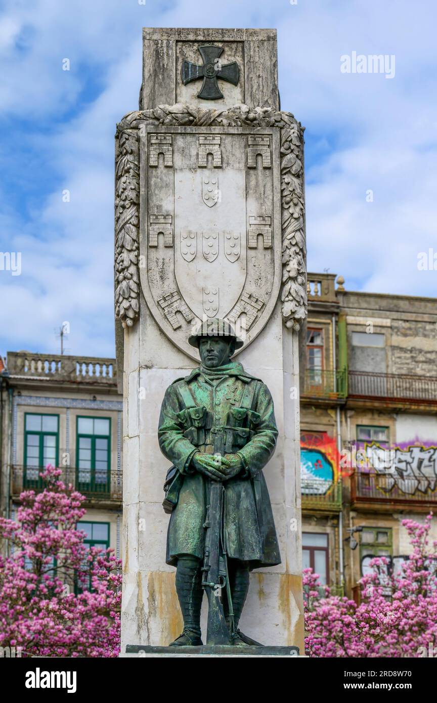 Porto, Portogallo, il Monumento alla grande Guerra o il Monumento. L'antica opera d'arte è un luogo famoso e un punto di riferimento locale della città Foto Stock