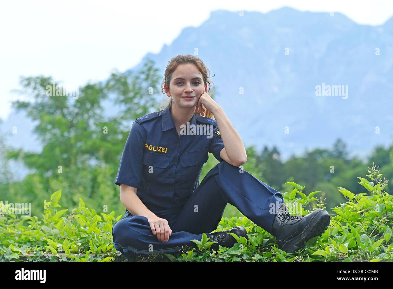 Anello pneumatico, Deutschland. 19 luglio 2023. Palina RUEMMELEIN (interpreta FRANZI, attrice), immagine singola, motivo singolo tagliato, mezza figura, mezza cifra. Appuntamento stampa sul set: Episodio 56 della quinta stagione WATZMANN RILEVATO il 19 luglio 2023 ad Ainring? Credito: dpa/Alamy Live News Foto Stock