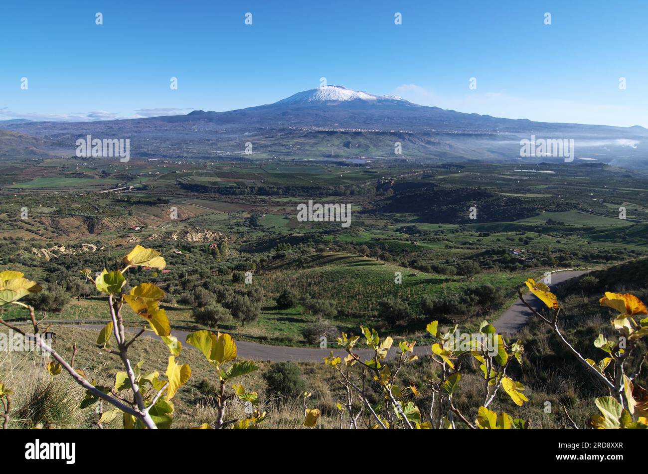 Campagna della Sicilia orientale di fronte all'Etna innevato, Italia Foto Stock