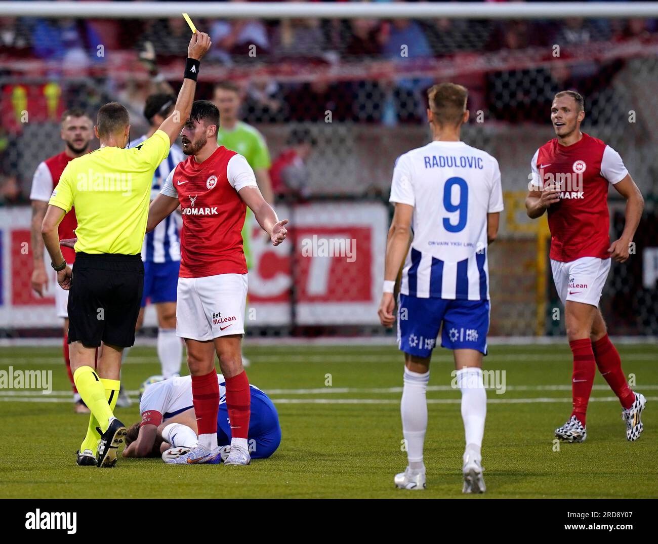 L'arbitro Aristotelis Diamantopoulos mostra un cartellino giallo a Lee Bonis di Larne durante il primo turno di qualificazione della UEFA Champions League, partita di andata e ritorno a Solitude, Belfast. Data foto: Mercoledì 19 luglio 2023. Foto Stock