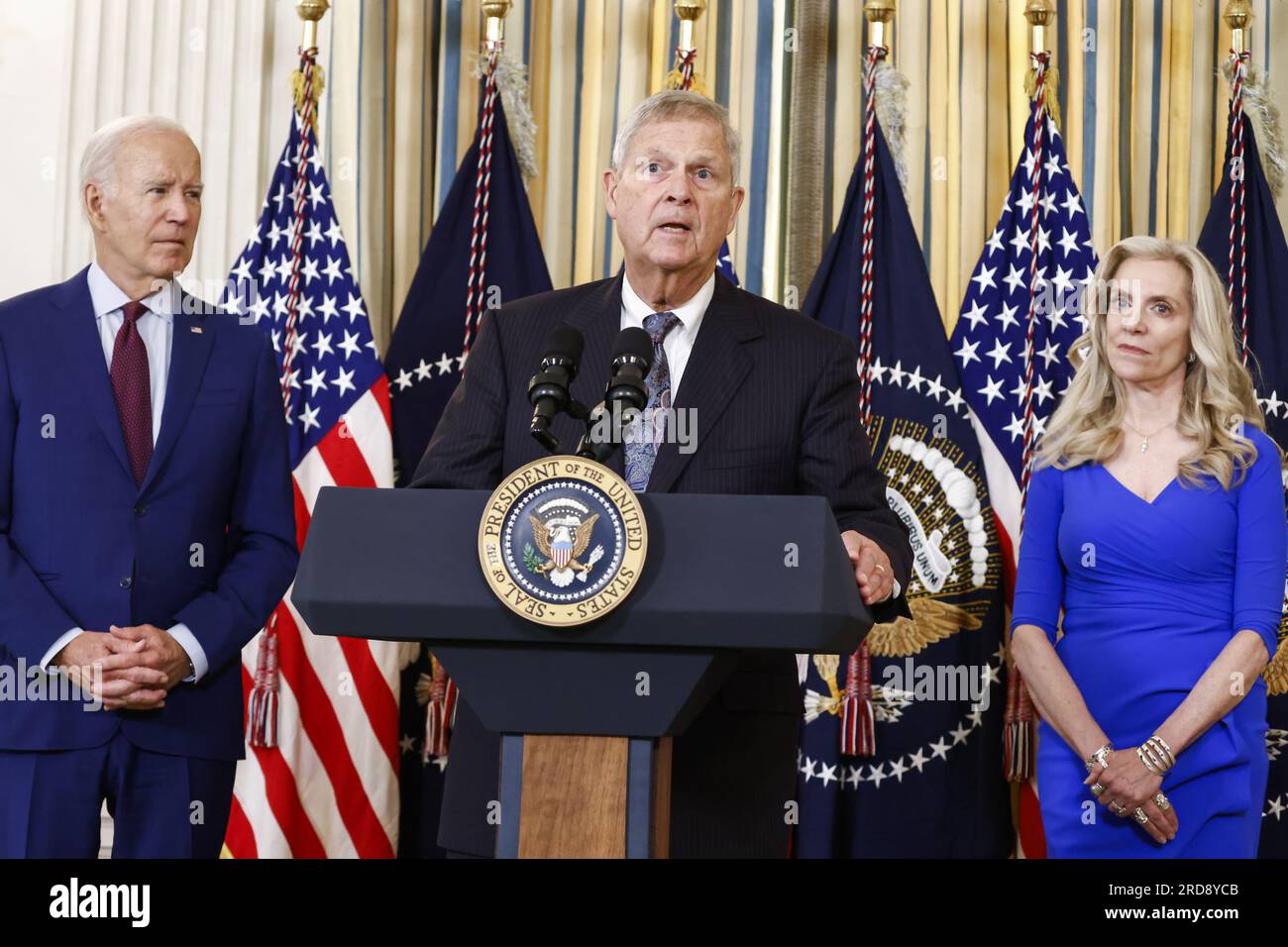 Washington, USA. 19 luglio 2023. Il presidente Joe Biden e Lael Brainard, direttore del Consiglio economico nazionale, guardate mentre il segretario all'agricoltura Tom Vilsack interviene durante una riunione del Consiglio della concorrenza per annunciare nuove azioni da parte dell'amministrazione Biden per aumentare la concorrenza nell'economia americana, abbassare i prezzi per i consumatori, E aiutare imprenditori e piccole imprese a prosperare, nella State Dining Room alla Casa Bianca di Washington, DC il 19 luglio 2023. (Foto di Samuel Corum/Sipa USA) credito: SIPA USA/Alamy Live News Foto Stock