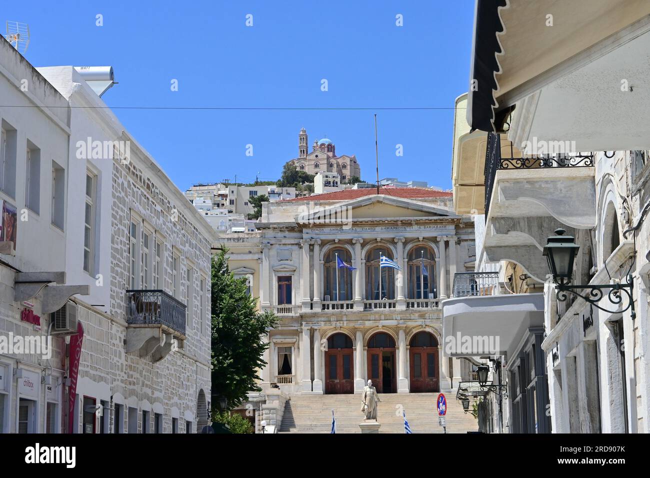 Municipio con Chiesa della Resurrezione di Cristo, Ermoupoli, Isola di Syros, Grecia Foto Stock