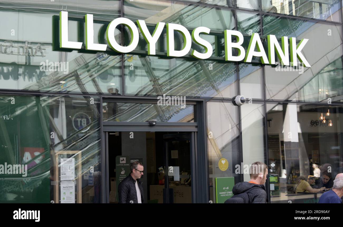 Esterno della filiale Lloyd's Bank nel centro di Manchester, Inghilterra, Regno Unito, People Walk Past, luglio 2023 Foto Stock