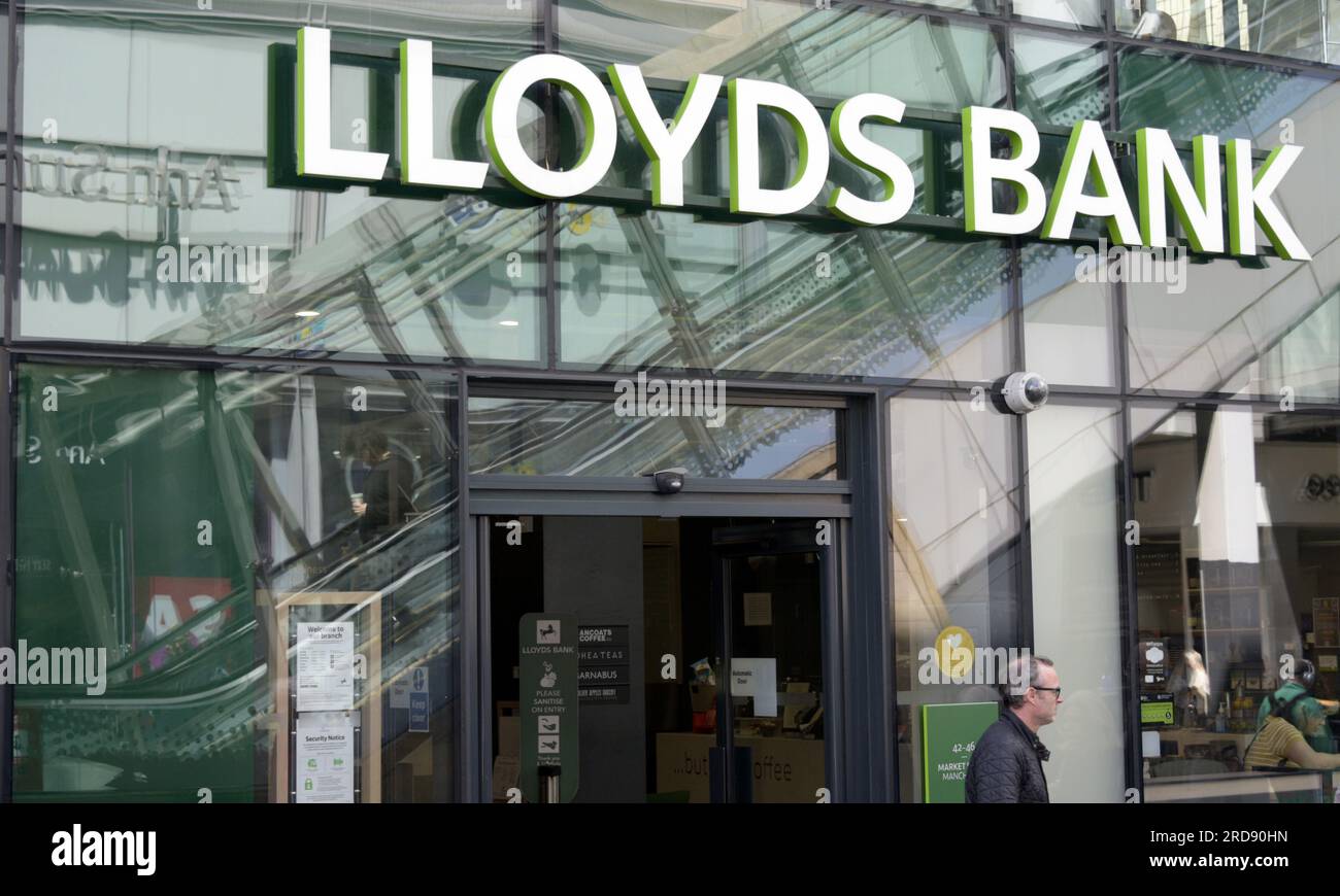 Esterno della filiale Lloyd's Bank nel centro di Manchester, Inghilterra, Regno Unito, People Walk Past, luglio 2023 Foto Stock