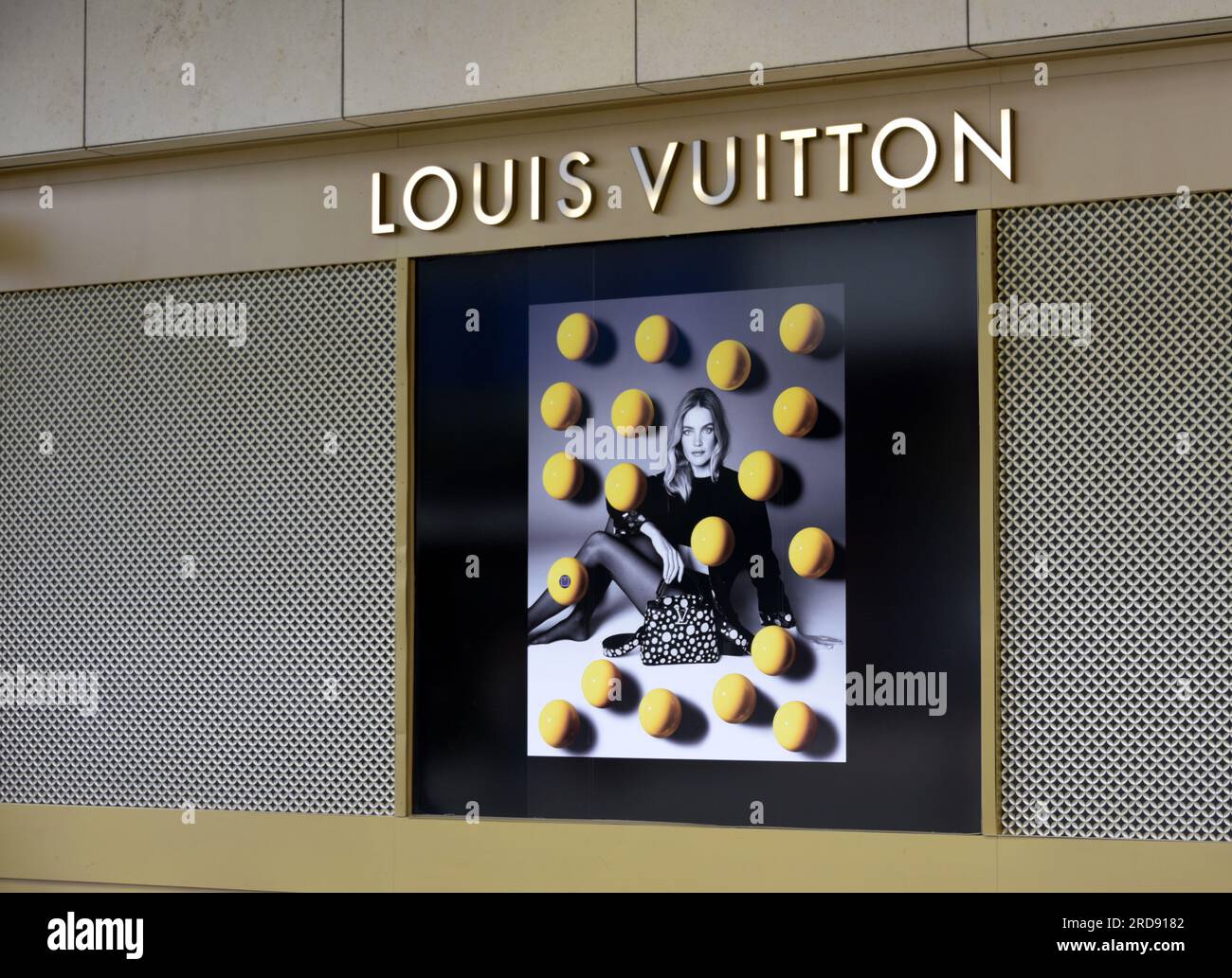 Firma presso una filiale del negozio o negozio Louis Vuitton nel centro di Manchester, Regno Unito, nel luglio 2023, moda stilista per donne e uomini Foto Stock