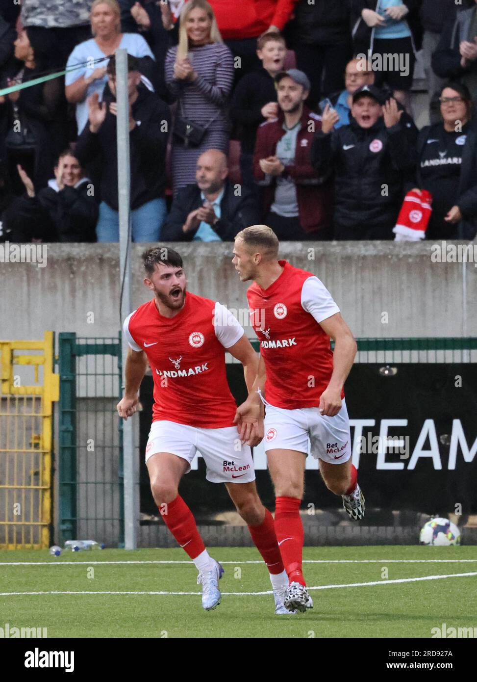 Solitude, Belfast, Irlanda del Nord, Regno Unito. 19 luglio 2023. UEFA Champions League - qualificazione primo turno - Larne contro HJK Helsinki. Azione del gioco di stasera - Larne in rosso. Larne paralizza attraverso una penalità Lee Bonis (10 - sinistra)). Credito: CAZIMB/Alamy Live News. Foto Stock