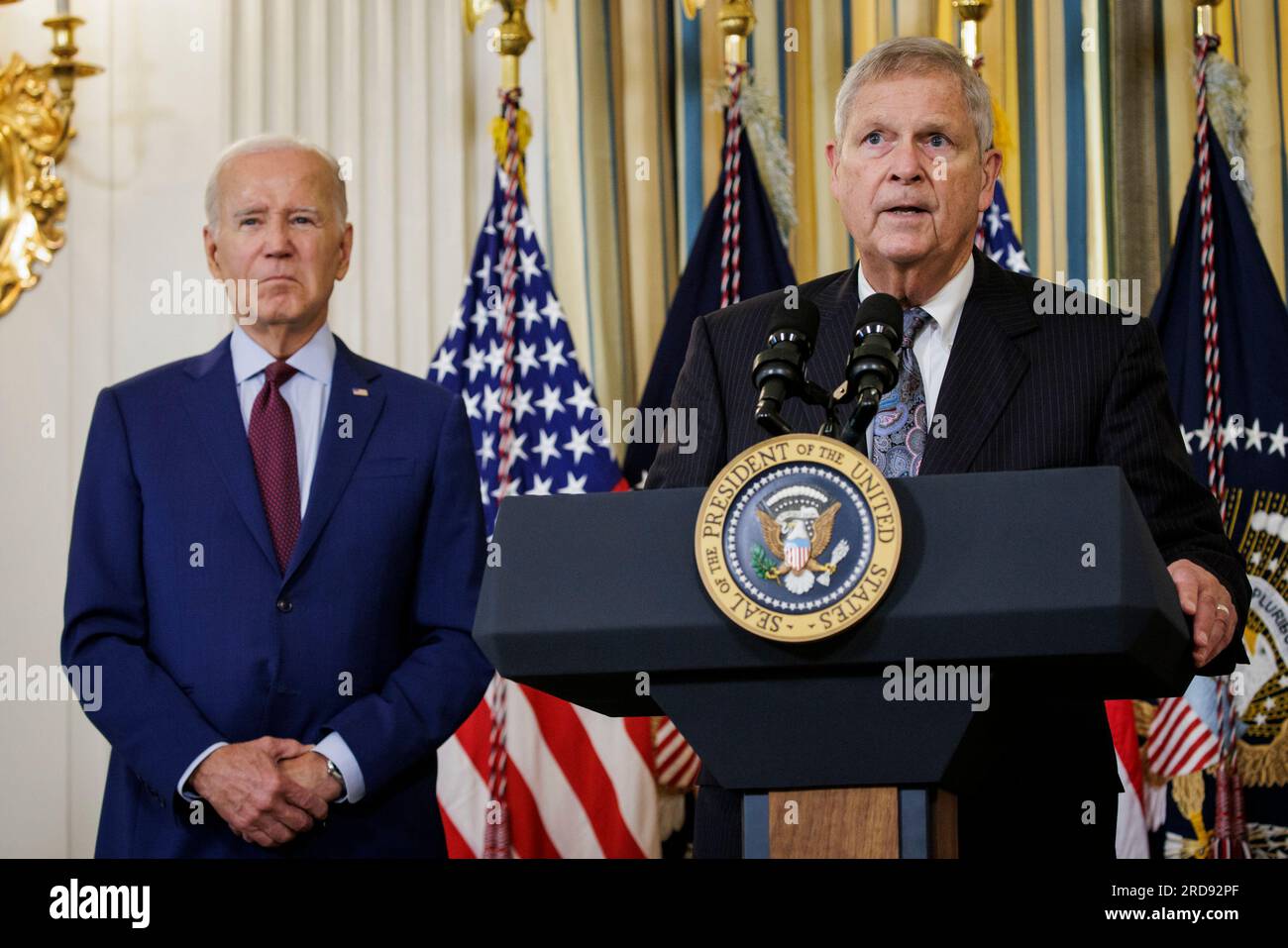 Washington, Stati Uniti. 19 luglio 2023. Il segretario all'agricoltura Tom Vilsack parla mentre il presidente Joe Biden convoca una riunione del suo Consiglio della concorrenza alla Casa Bianca a Washington, DC, mercoledì 19 luglio 2023. Biden ha annunciato nuove azioni da parte della sua Amministrazione per aumentare la concorrenza nell'economia americana, abbassare i prezzi per i consumatori e aiutare gli imprenditori e le piccole imprese a prosperare. Foto di Samuel Corum/UPI Credit: UPI/Alamy Live News Foto Stock