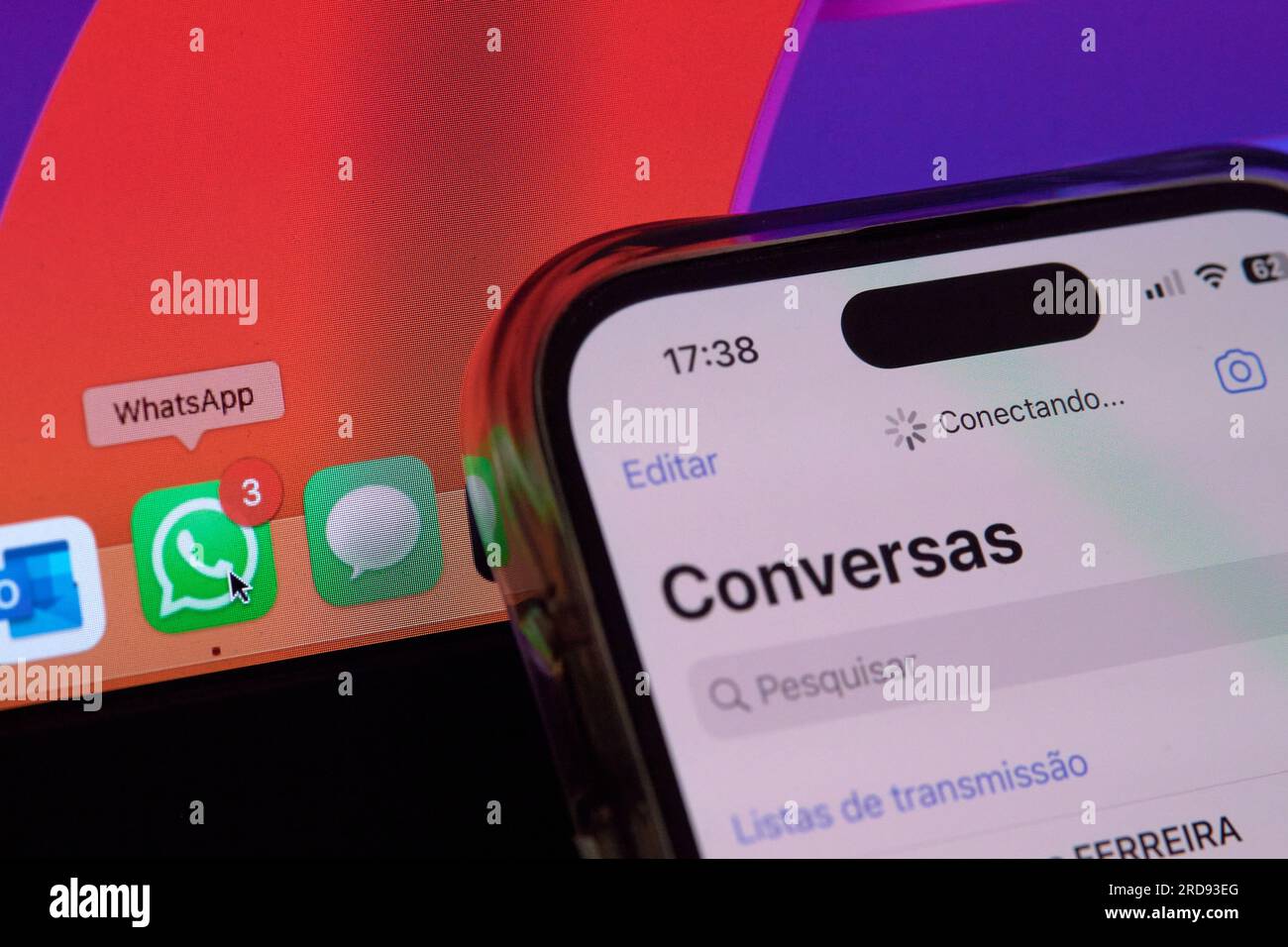 San Paolo, Brasile. 19 luglio 2023. La foto mostra una schermata di uno smartphone con l'applicazione di messaggistica Whatsapp caricata. L'applicazione presentò instabilità in funzione il 19 luglio 2023 in diverse regioni del mondo. (Foto di Igor do vale/Sipa USA) credito: SIPA USA/Alamy Live News Foto Stock