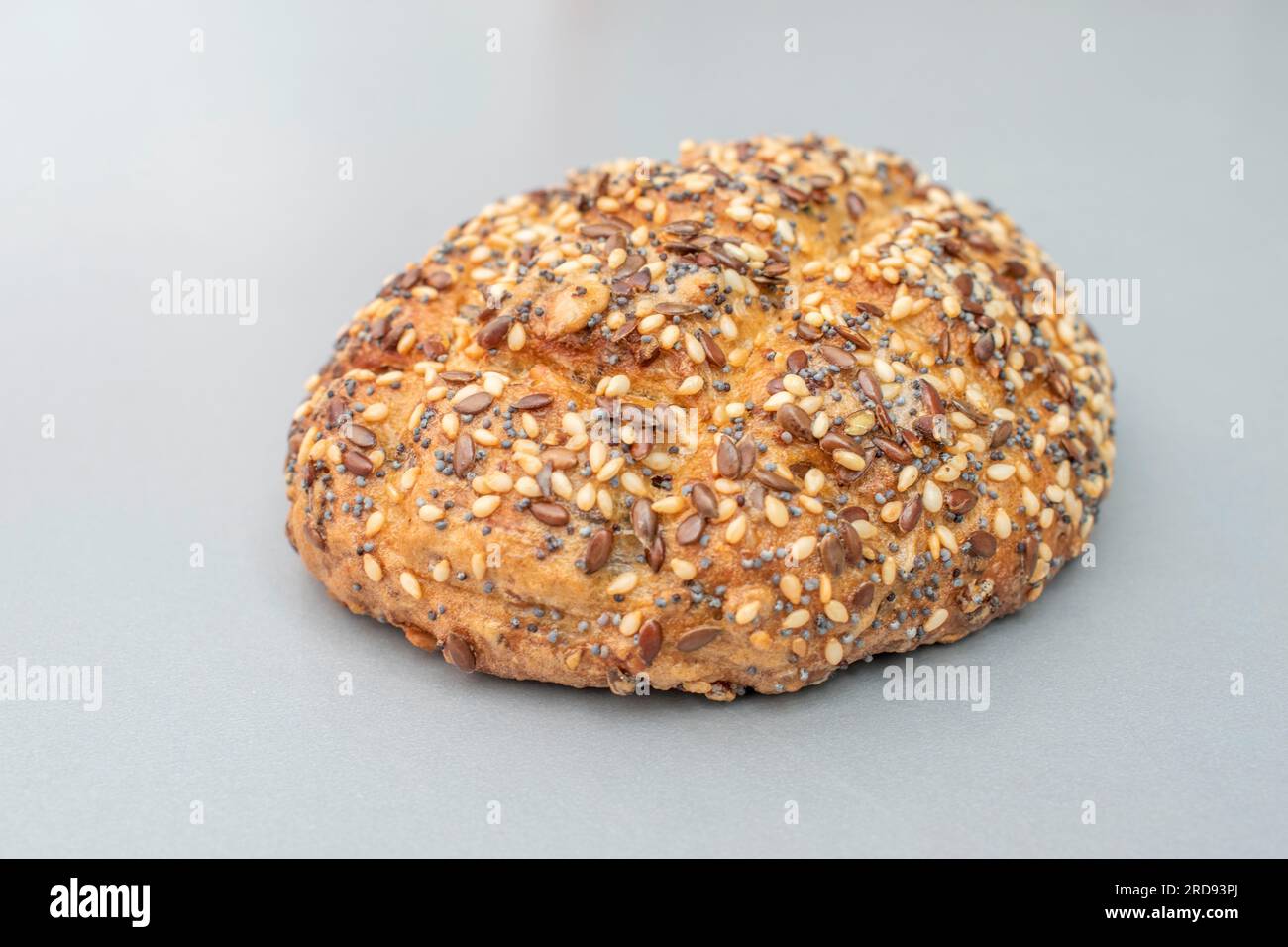 Rotoli di proteine: Il pane è ideale per una dieta vegana variegata grazie alle sue fonti proteiche puramente vegetali. Piselli ricchi, semi freschi e farina di semi di zucca Foto Stock